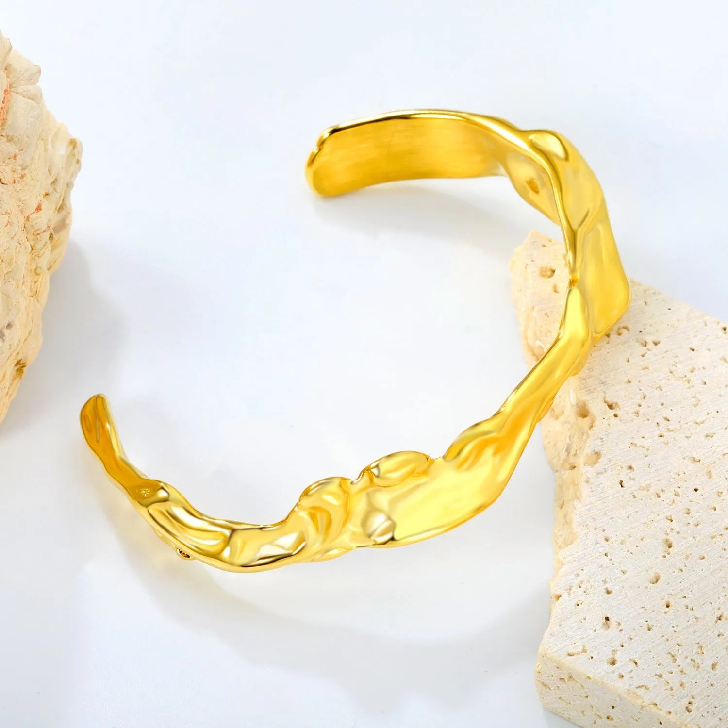 Stainless steel alloy bracelet in European American style with gold and silver colour options