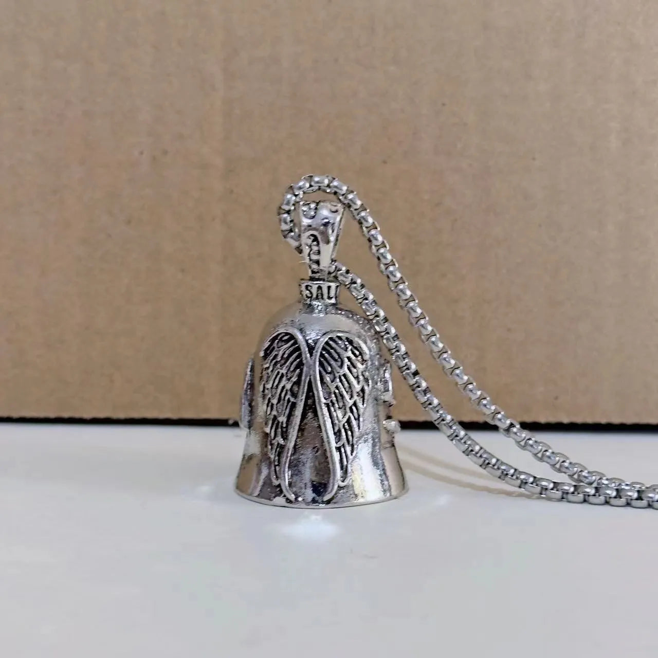 Vintage-style white angel wings necklace and keychain made from alloy.
