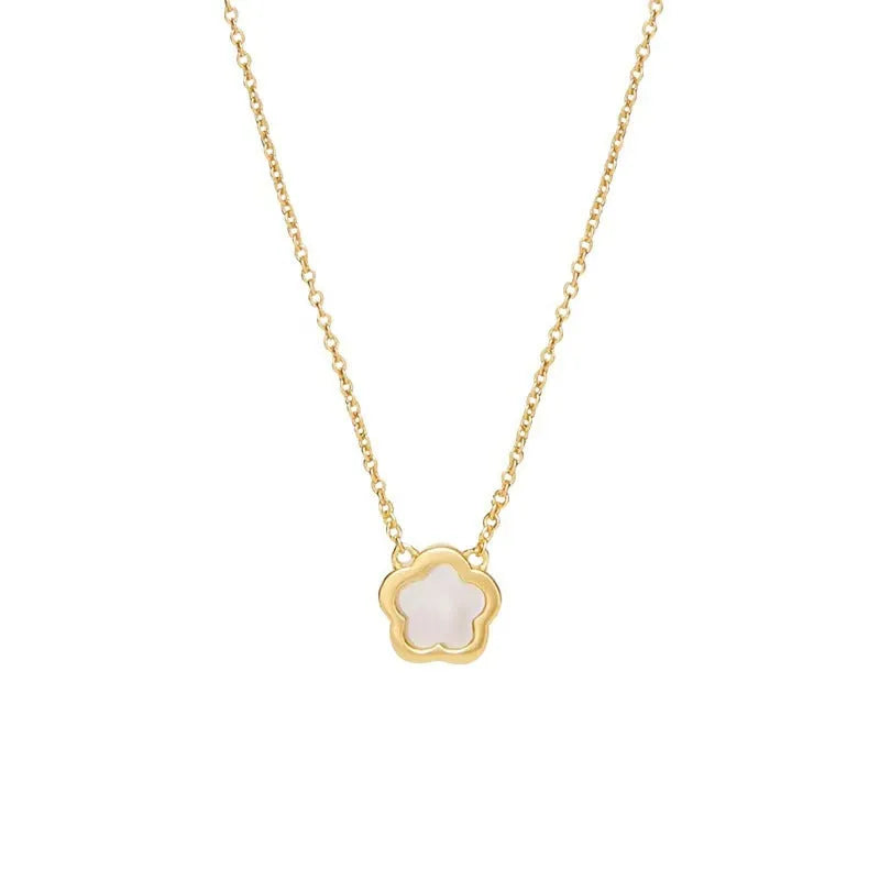 White mother shell flower necklace with mother pearl shellfish pendant and floral design