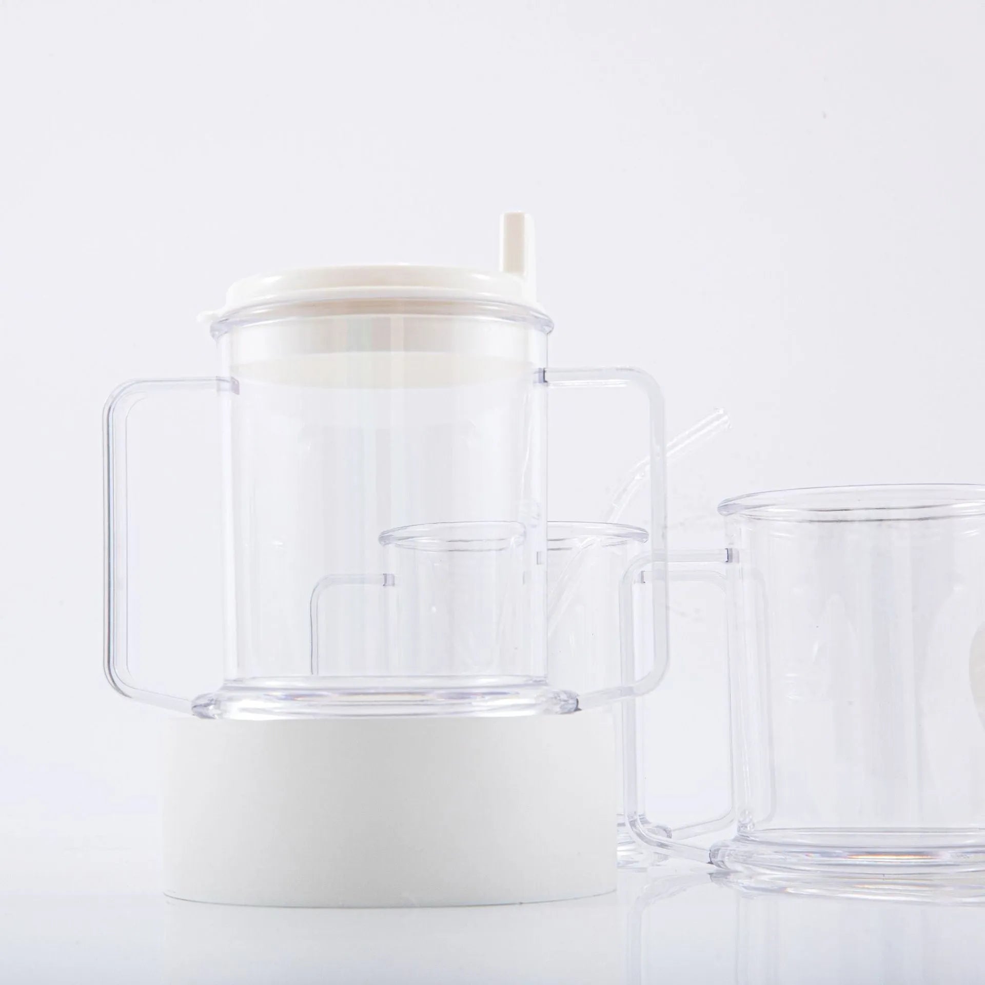 Transparent plastic drinking cup with spill-proof lid, 14cm height