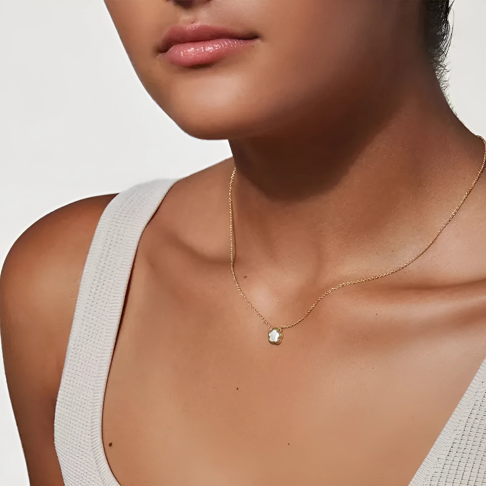 White mother shell flower necklace with mother pearl shellfish pendant and floral design