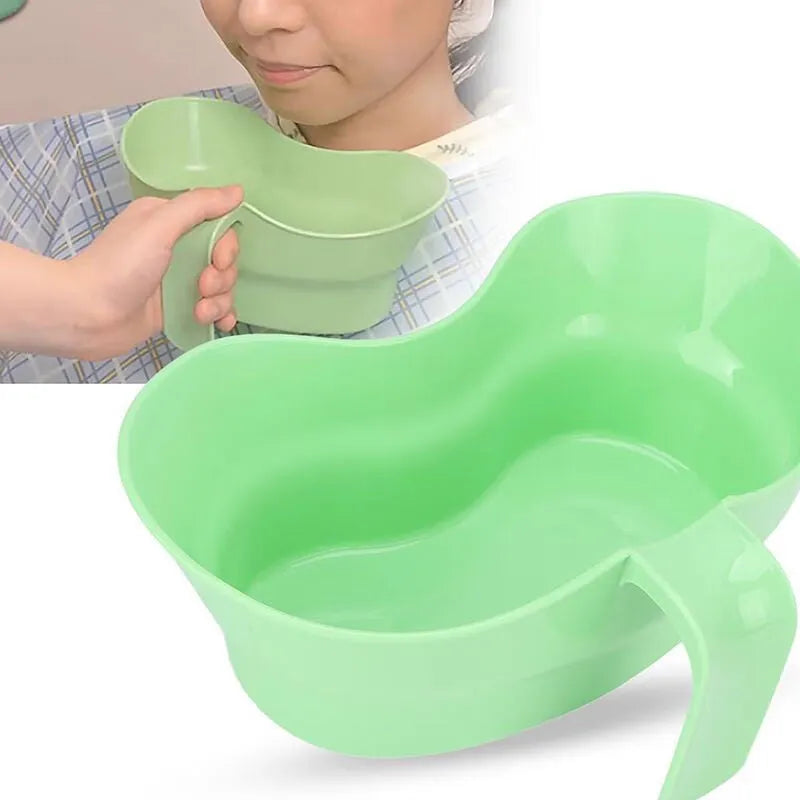 Green plastic gargle cup for bedridden patient oral care with modern simple design