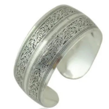 Carved Miao silver bracelet with openwork floral patterns in adjustable Roman shape