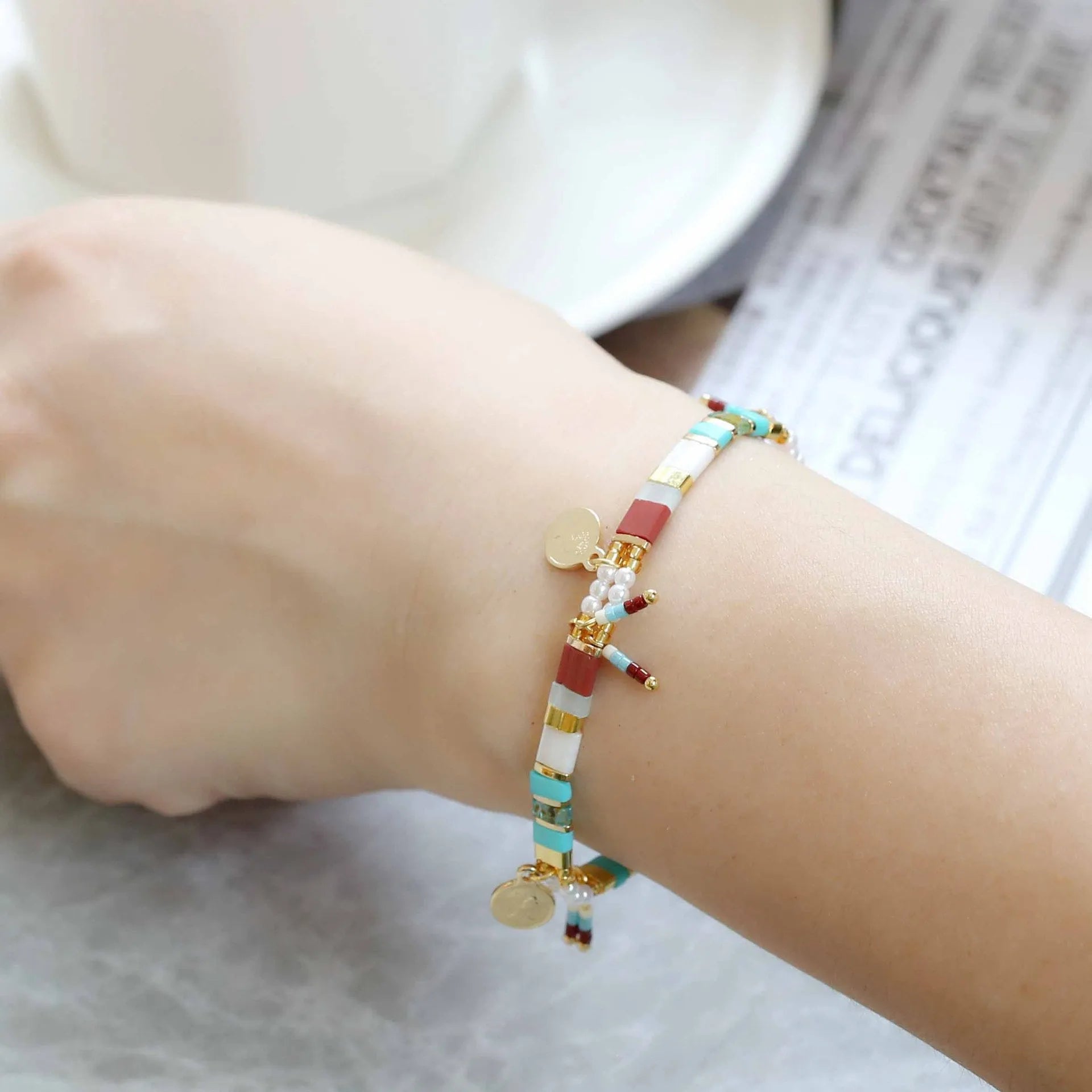 Women's imitation pearl and glass beaded bracelet with European-American styling and manual craftsmanship