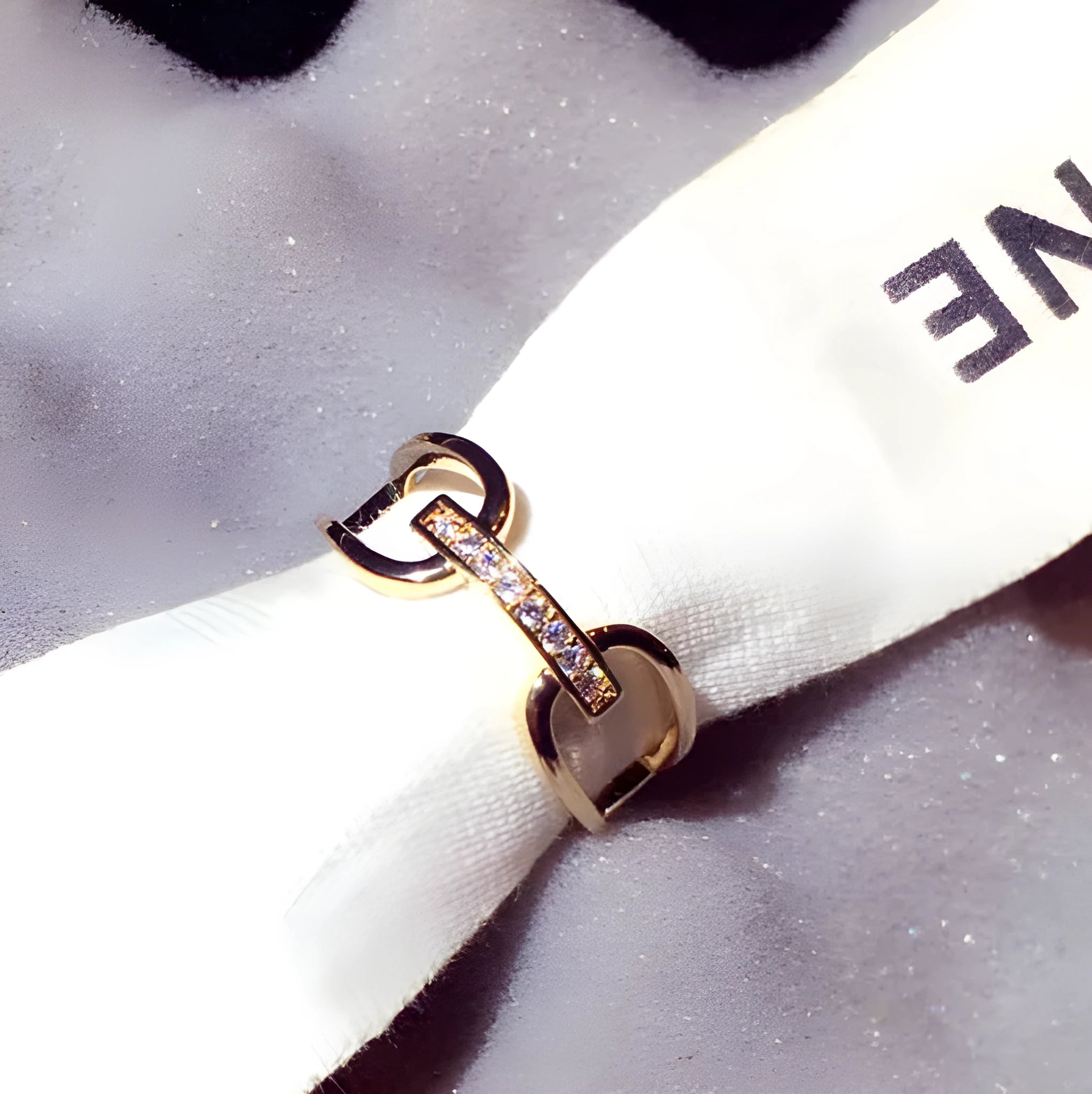 Gold geometric ring for women with inlaid zircon stone