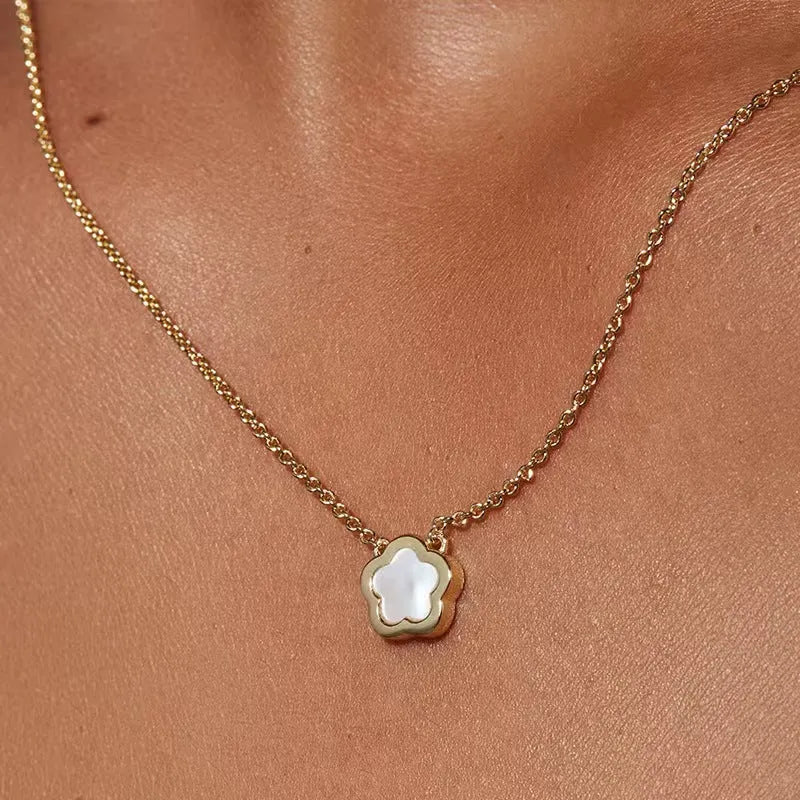 White mother shell flower necklace with mother pearl shellfish pendant and floral design
