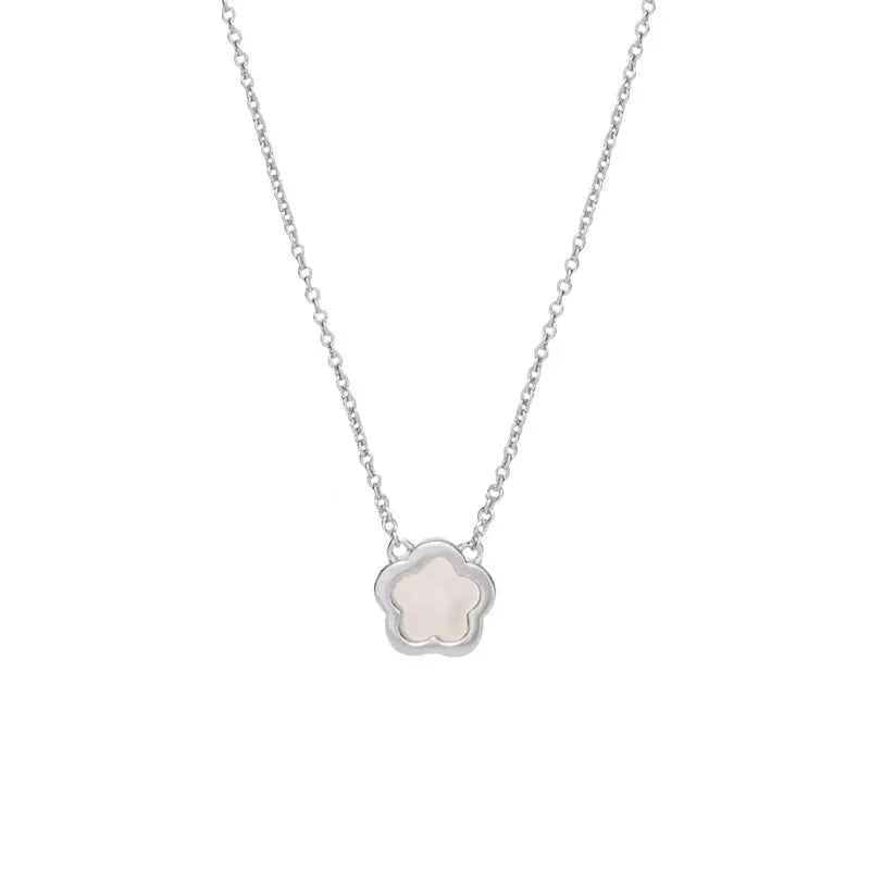 White mother shell flower necklace with mother pearl shellfish pendant and floral design