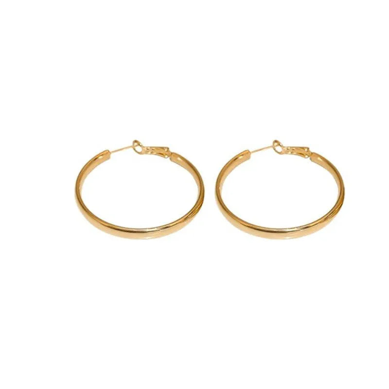Circular copper hoop earrings with 40mm diameter in gold or silver electroplated finish