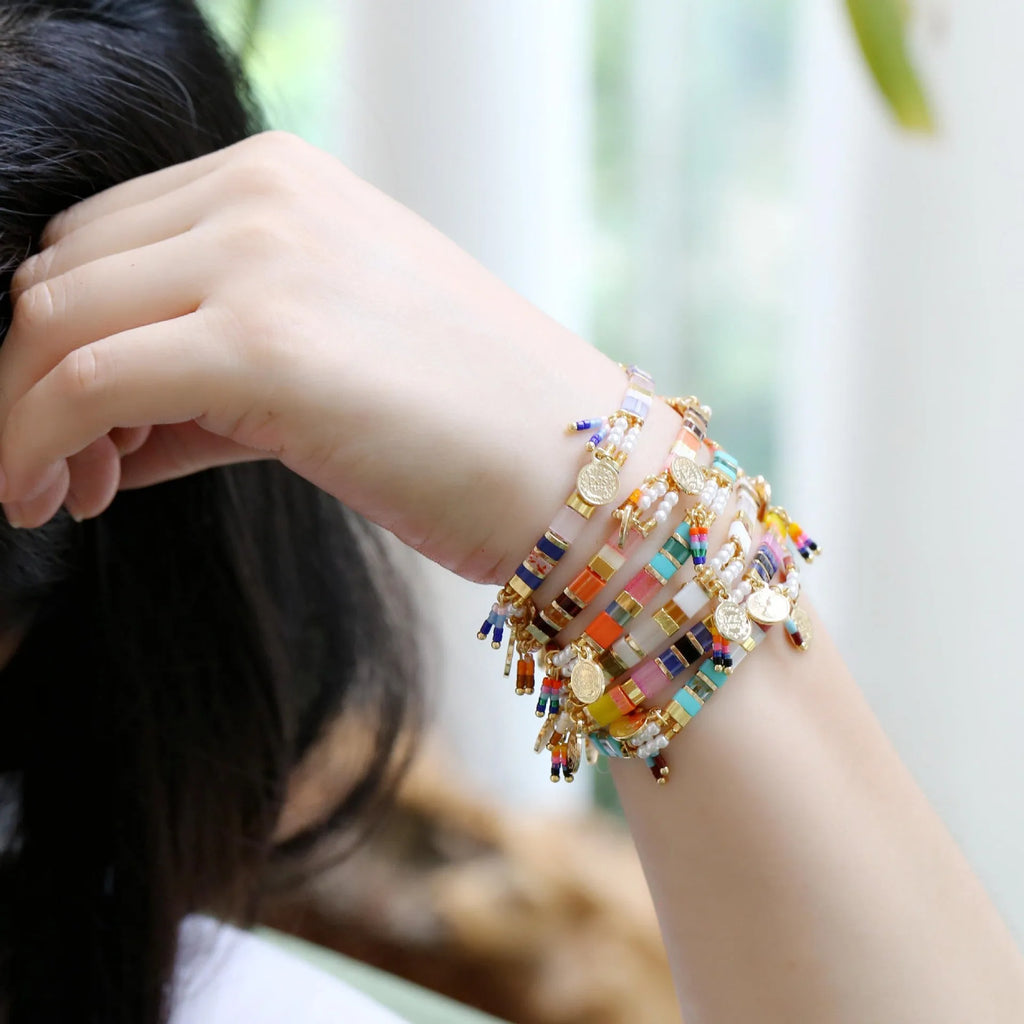 Women's imitation pearl and glass beaded bracelet with European-American styling and manual craftsmanship