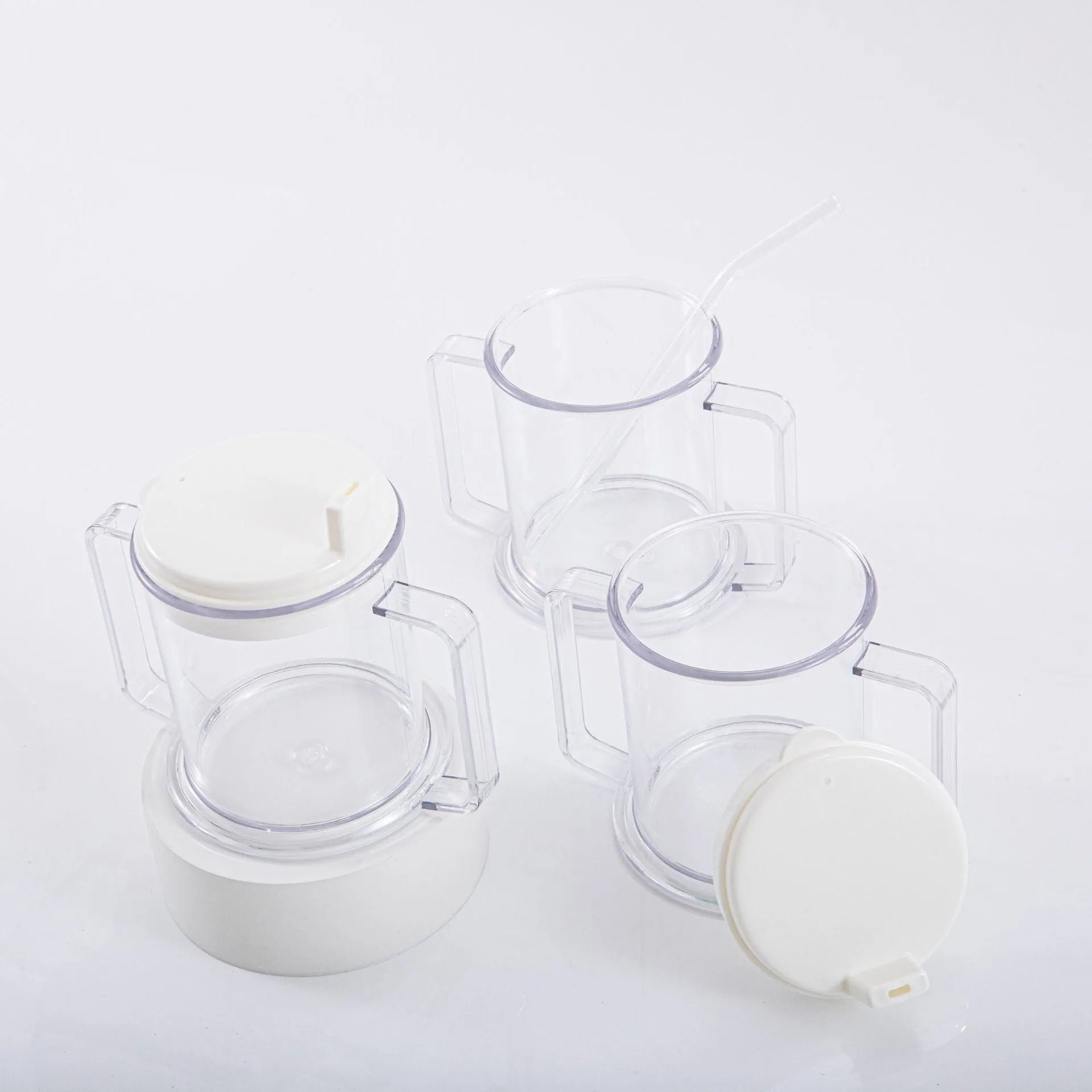 Transparent plastic drinking cup with spill-proof lid, 14cm height