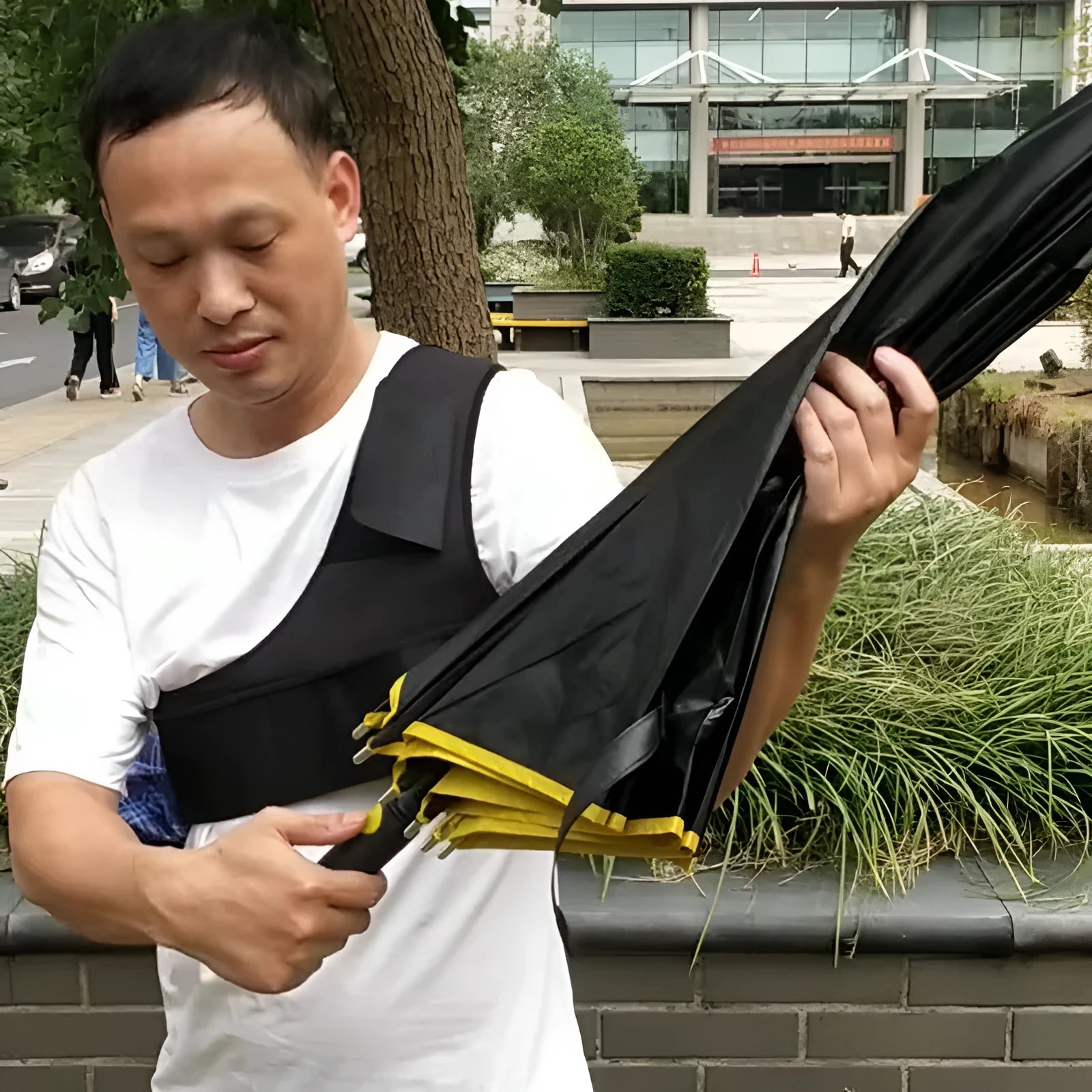 Black portable umbrella holder with adjustable shoulder strap for 10-bone manual umbrellas