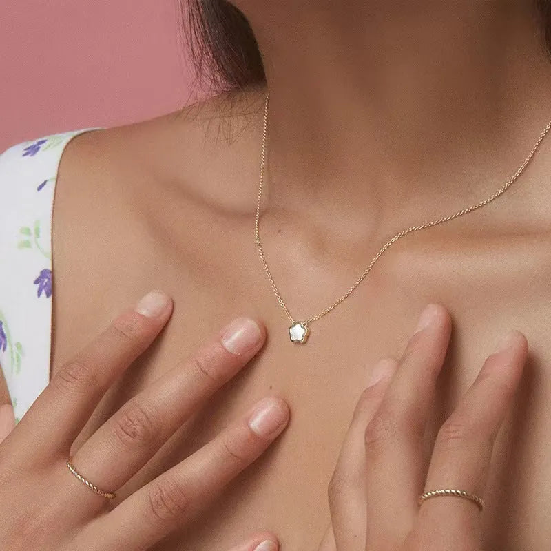 White mother shell flower necklace with mother pearl shellfish pendant and floral design