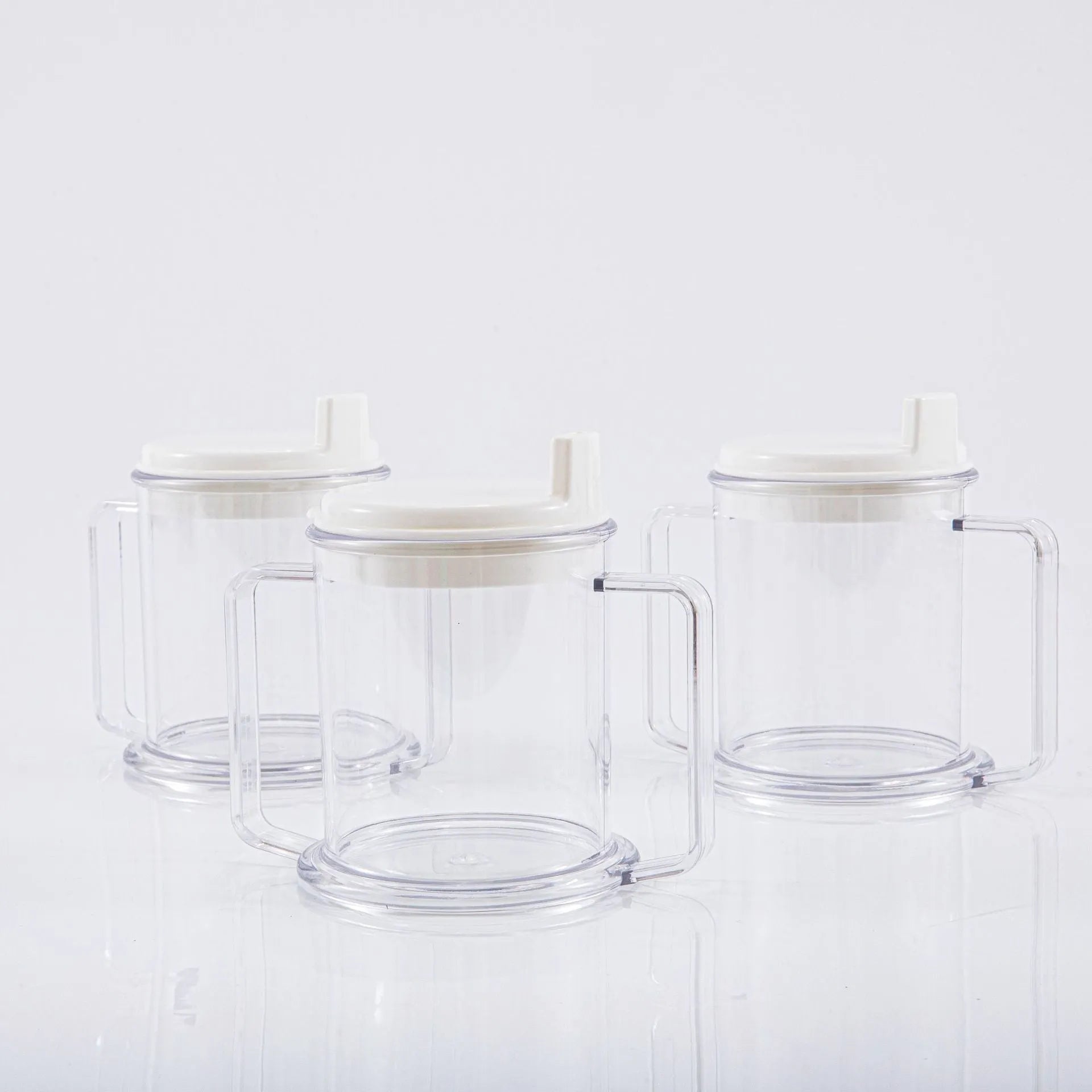 Transparent plastic drinking cup with spill-proof lid, 14cm height