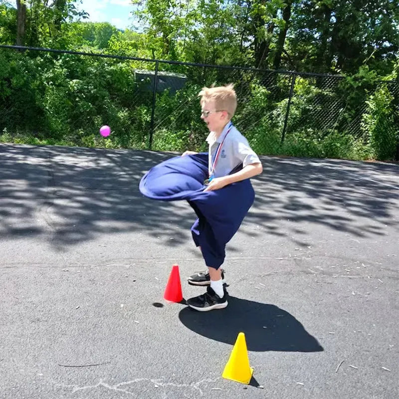 Set of cloth ball-catching trousers in green with a pump and balls for elderly outdoor reception game