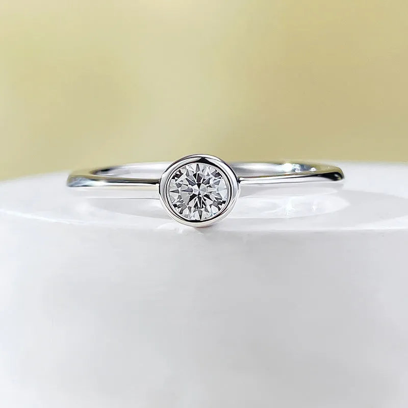 Minimalist silver ring with crown shape and line detailing in Korean Ins style