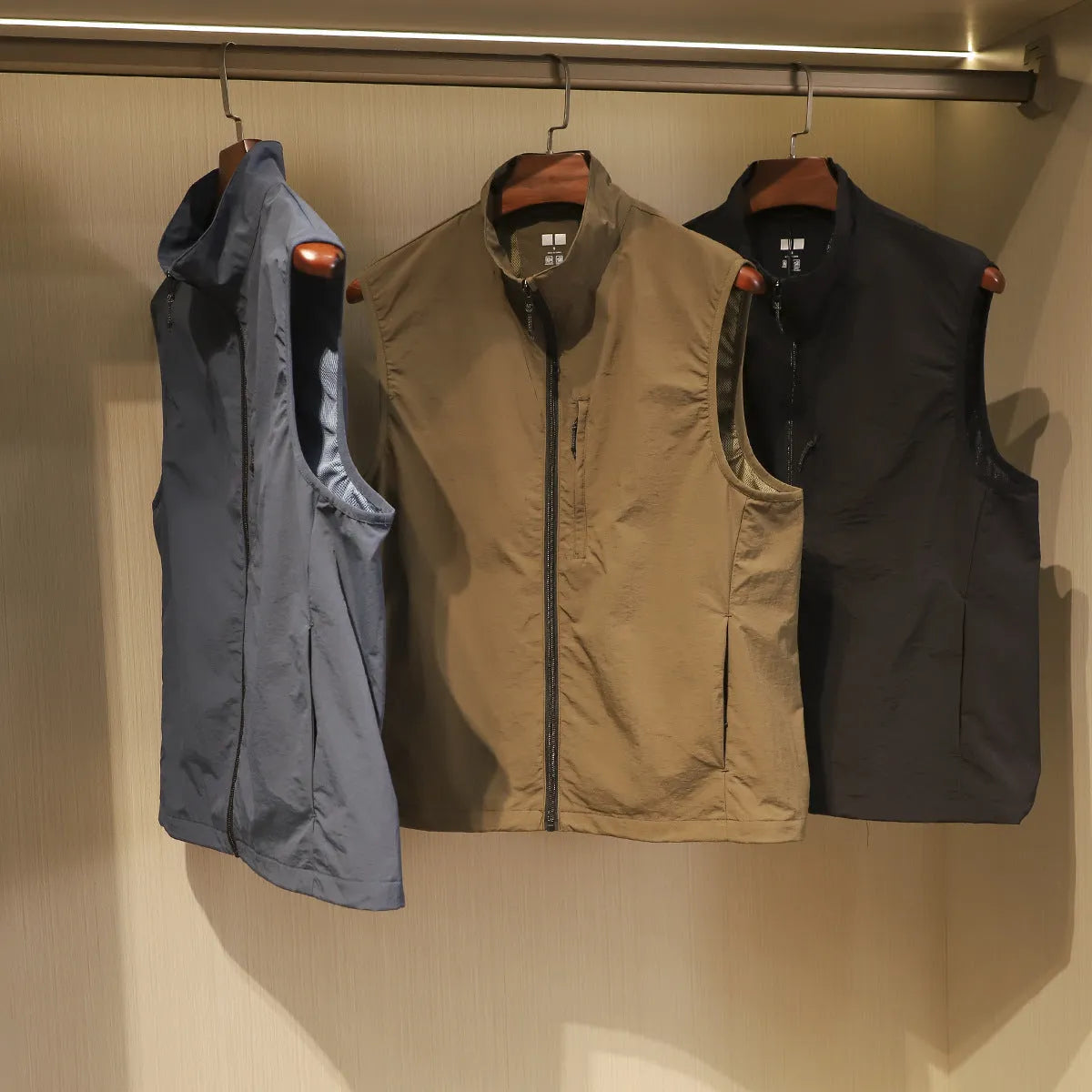 Men's quick-drying nylon vest cardigan with side pockets in army green colour