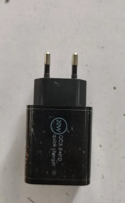 18W USB-C PD fast charger in black or white with US or EU plug options