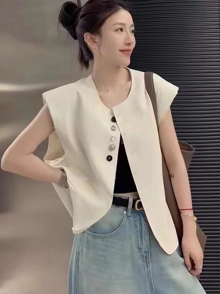 Loose-fitting women's vest in polyester fabric with short 40cm length and pockets.