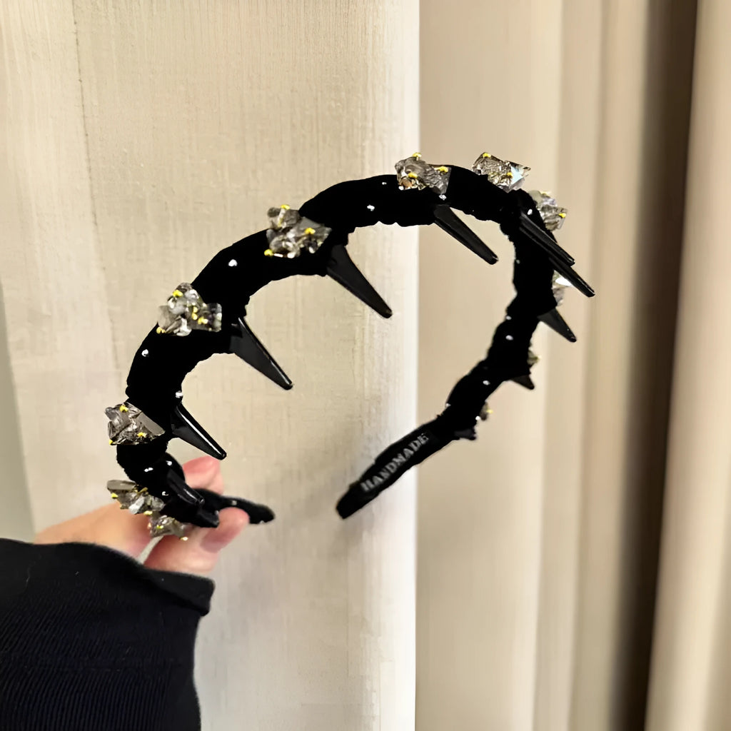 Black velvet hairband with crystal wave pressing and hand-beaded details on a high-head, non-slip design.