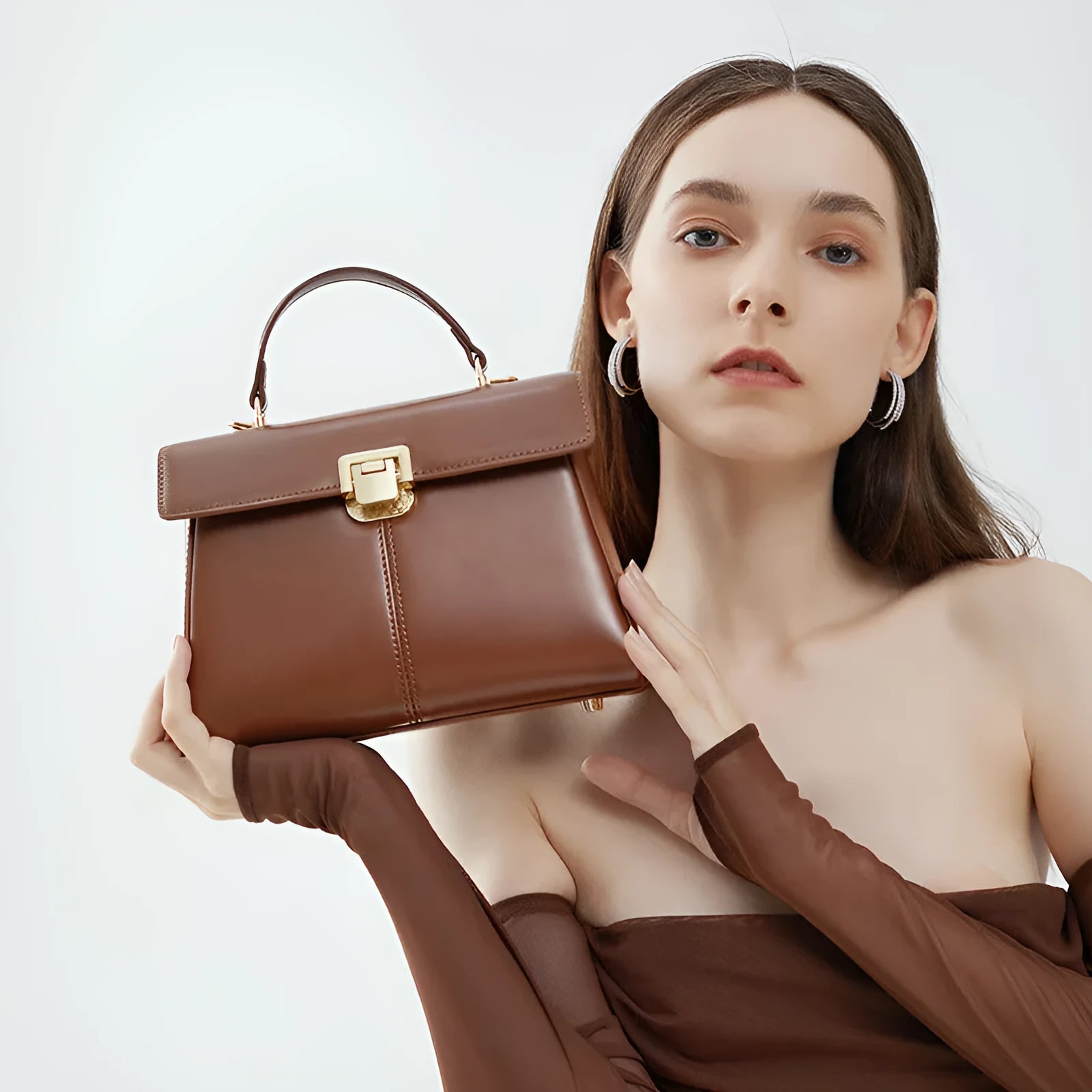 Genuine leather women's shoulder bag in horizontal square shape with adjustable strap.