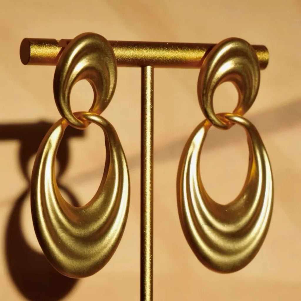 Women's plain gold double circle French retro earrings in quicksand colour