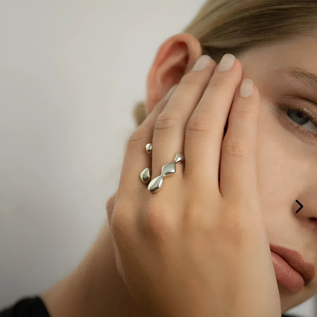 Brass opening ring with spherical elements in gold or silver colour for women's jewellery