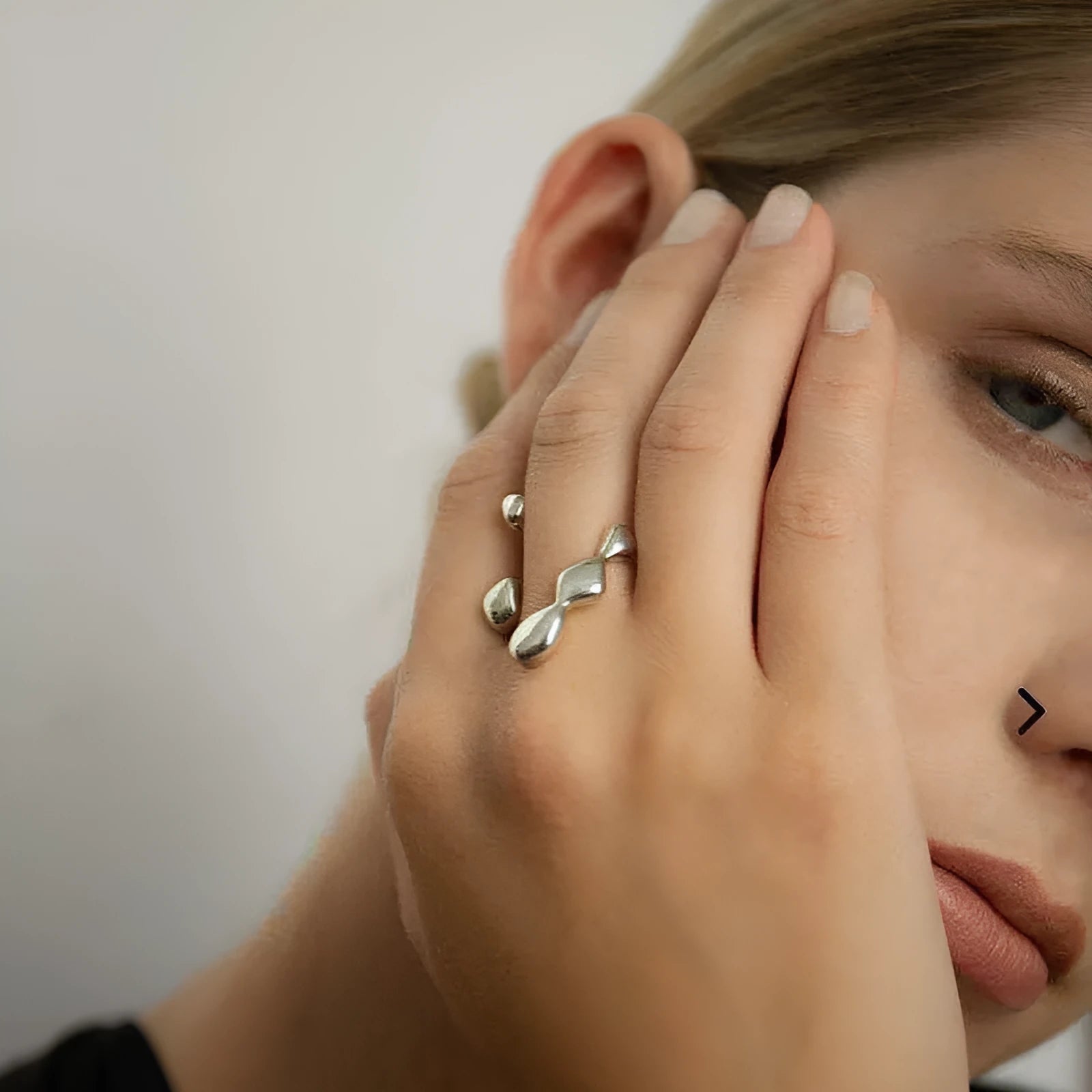 Brass opening ring with spherical elements in gold or silver colour for women's jewellery