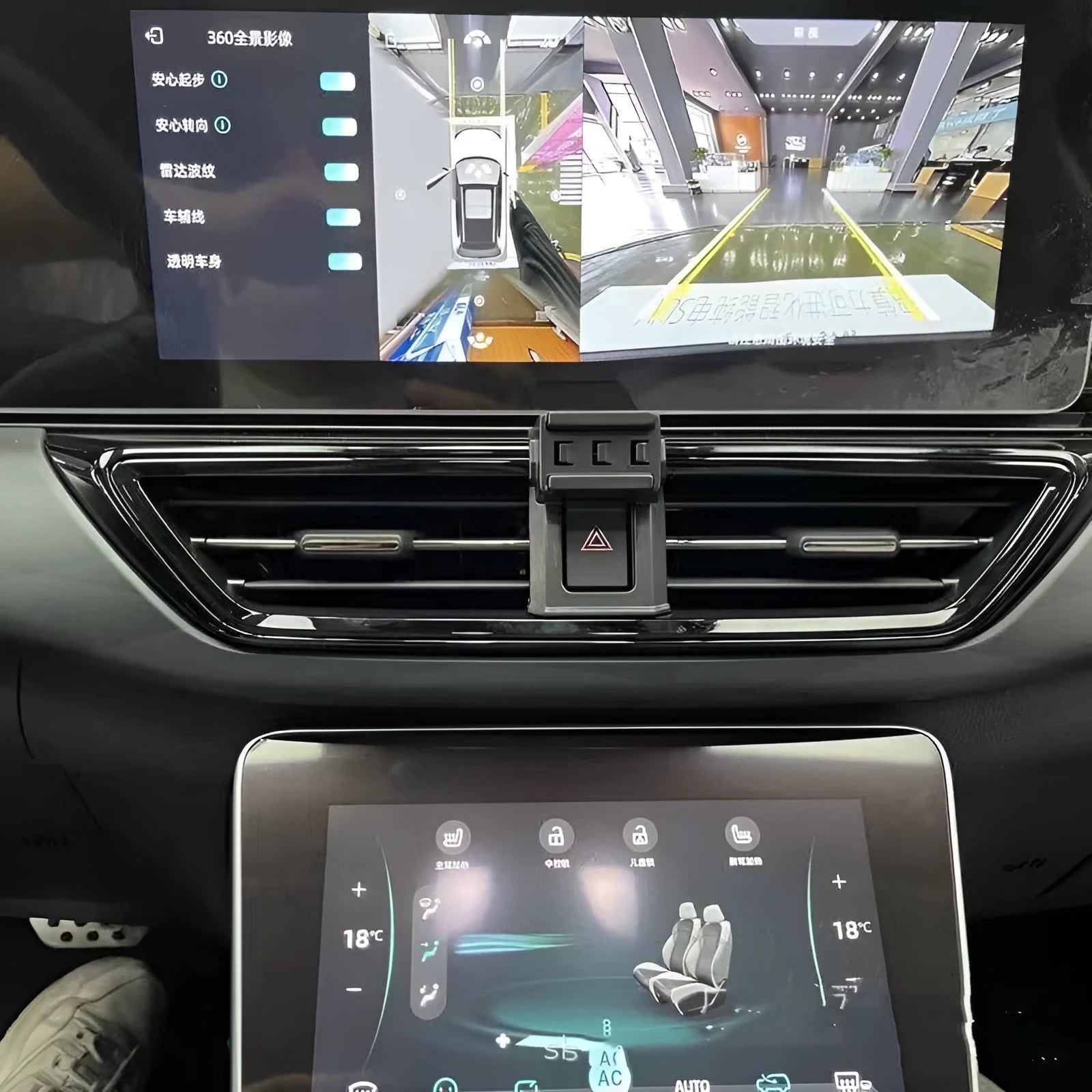 GOODWAY dashboard mobile phone holder with 360-degree rotation mounted in vehicle