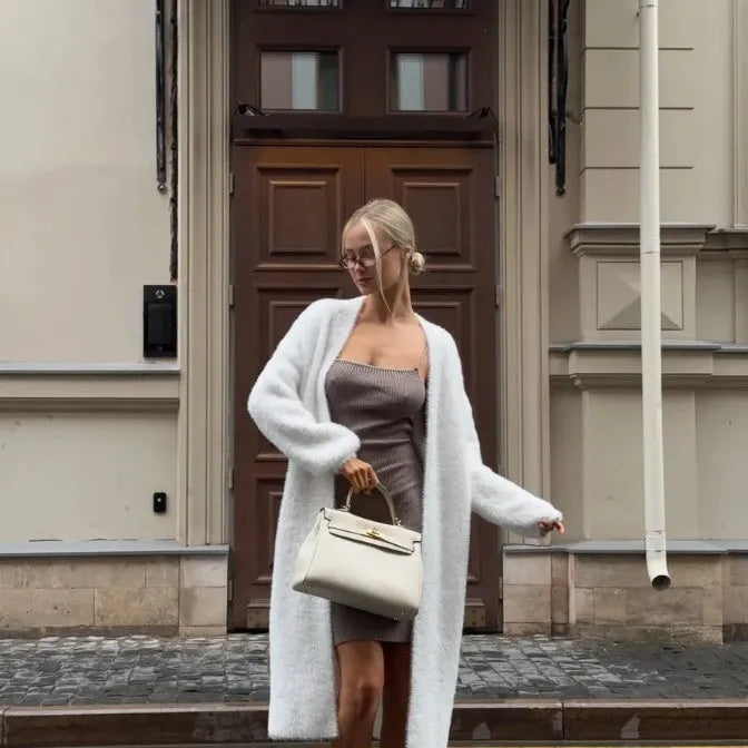 Women's white thick knitted cardigan jacket with extended length and regular sleeves