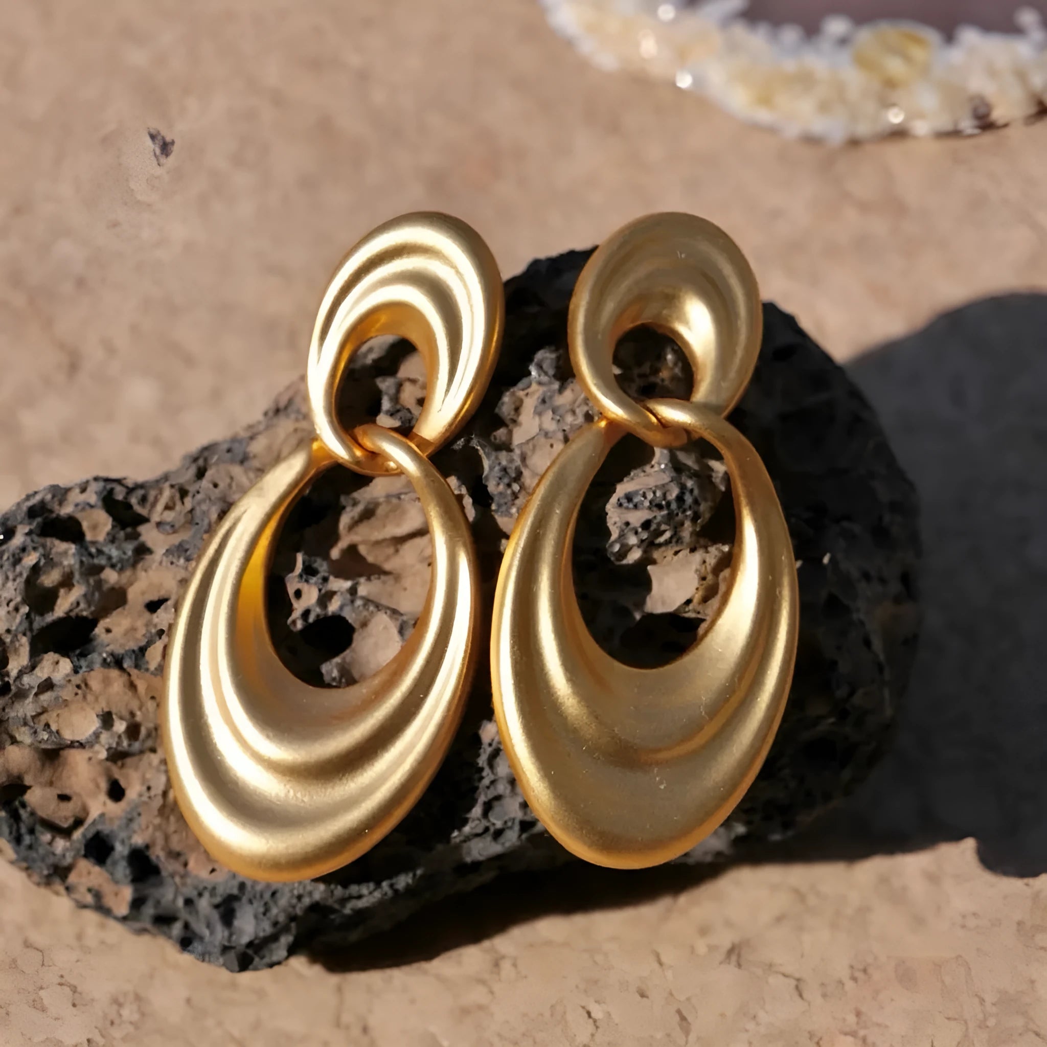 Women's plain gold double circle French retro earrings in quicksand colour