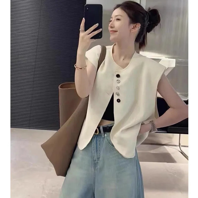 Loose-fitting women's vest in polyester fabric with short 40cm length and pockets.