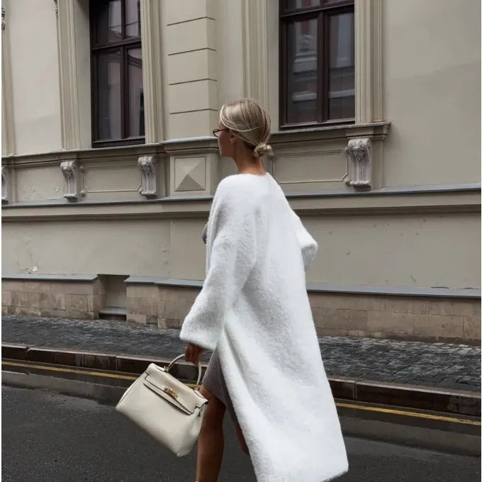 Women's white thick knitted cardigan jacket with extended length and regular sleeves
