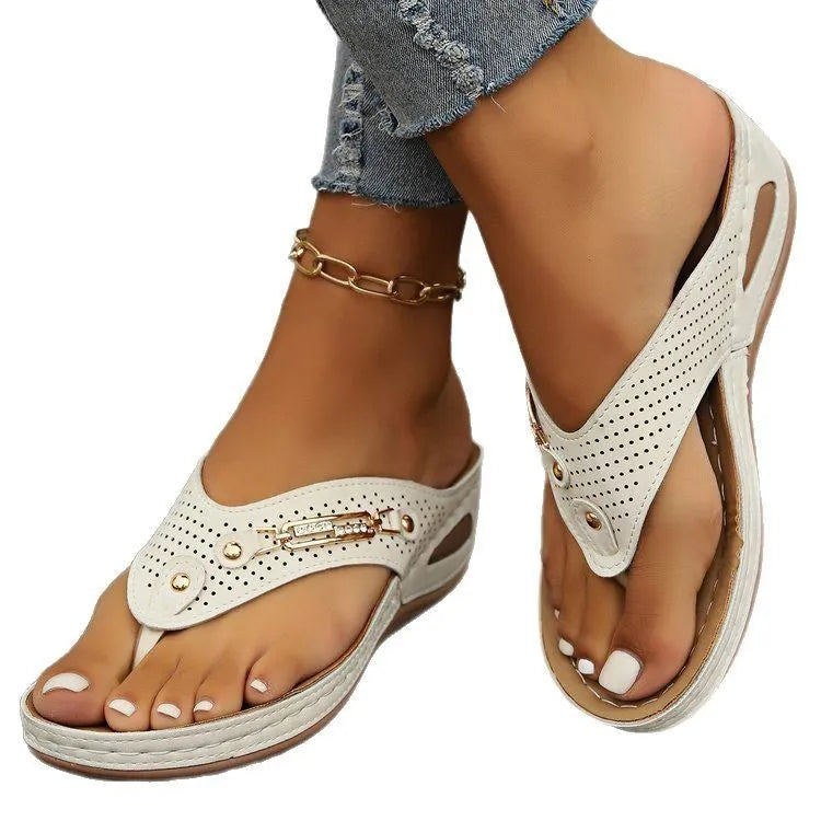 Women's retro flip-flop sandals in beige with herringbone sole pattern