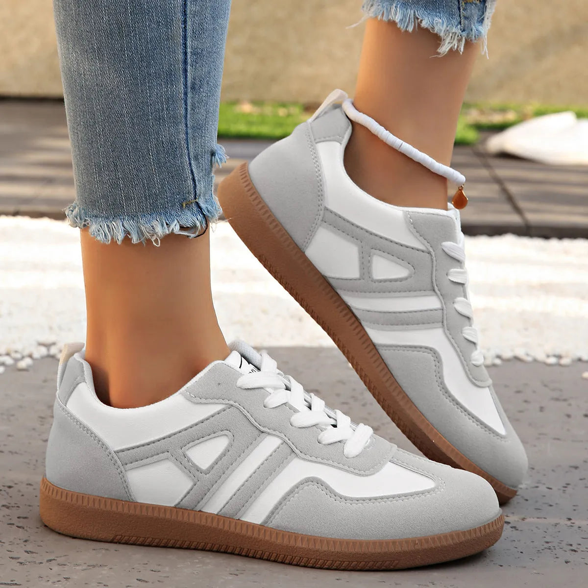 Women's retro lace-up jogging shoes in black with colour matching details and platform sole
