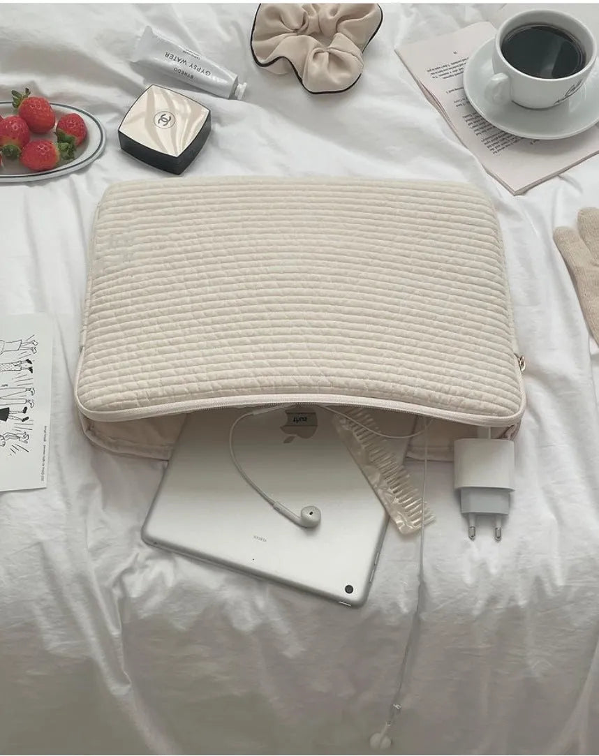 Black and white cotton clutch laptop bag for tablets with seismic protection and a coin pocket.