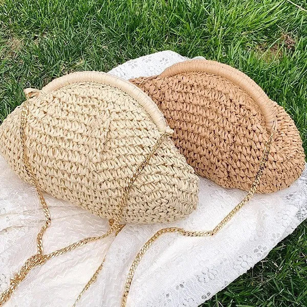 Shell-shaped straw beach bag with chain strap detail in khaki colour