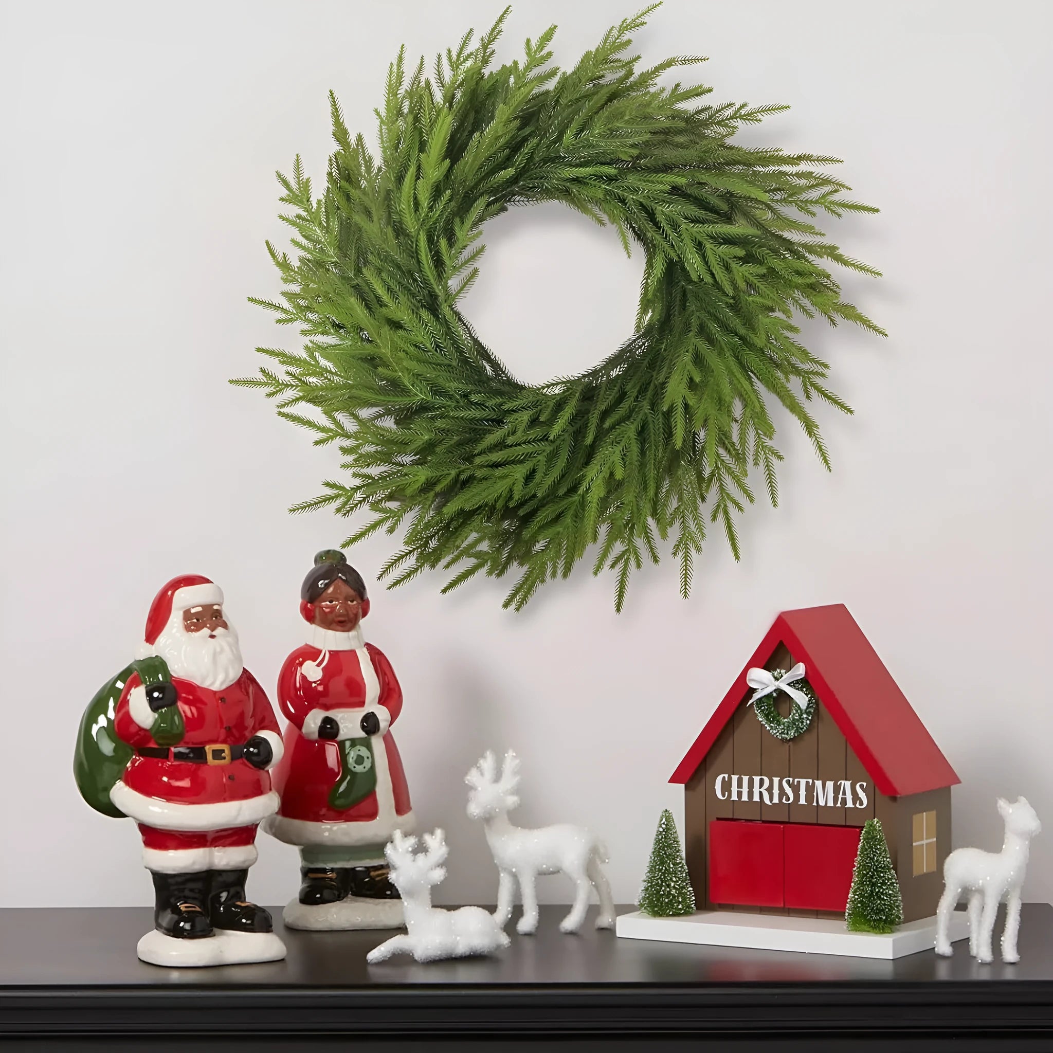Green plastic PE feel garland with leaves, 60cm long, for front door decoration in American country style.