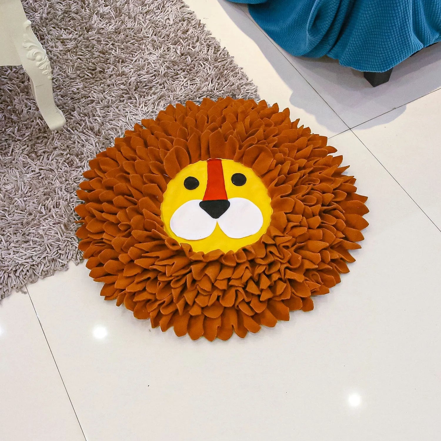 Brown lion-shaped pet sniffing mat with textured Yizhiwen pattern for hiding treats