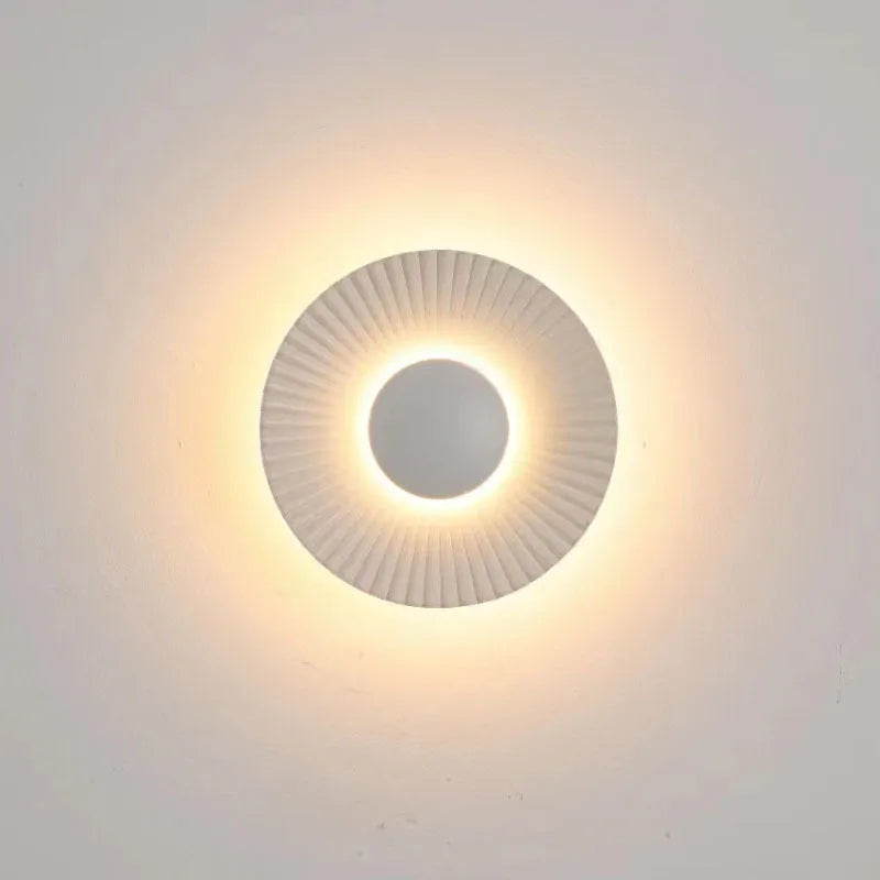 Round aluminium wall lamp with LED light source in white and gold colour combination