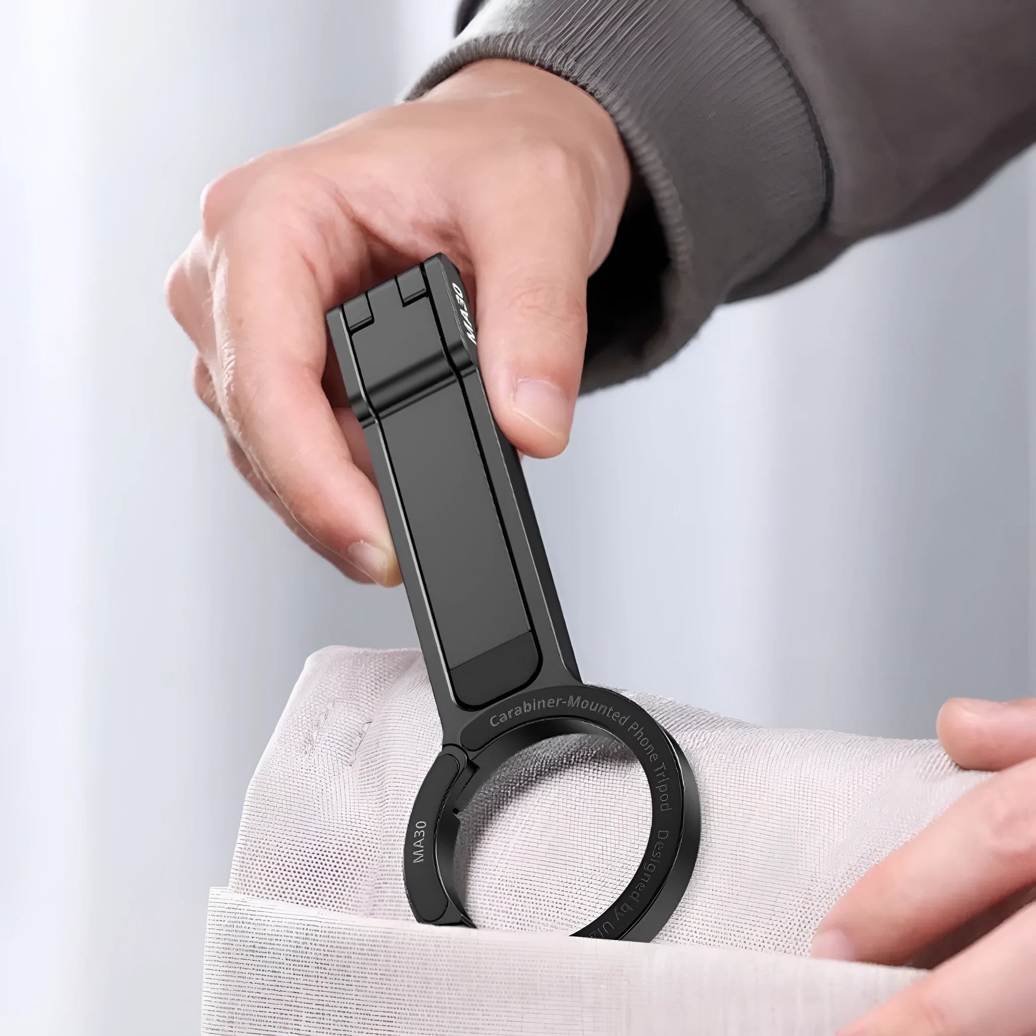 Portable photography climbing button carabiner mobile phone holder in black, aluminium alloy and silicone, compact storage 26x11.5x158mm