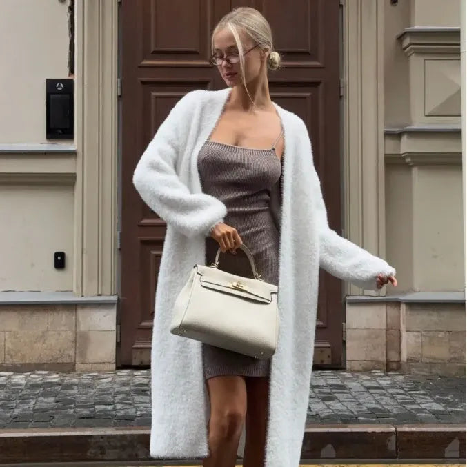 Women's white thick knitted cardigan jacket with extended length and regular sleeves