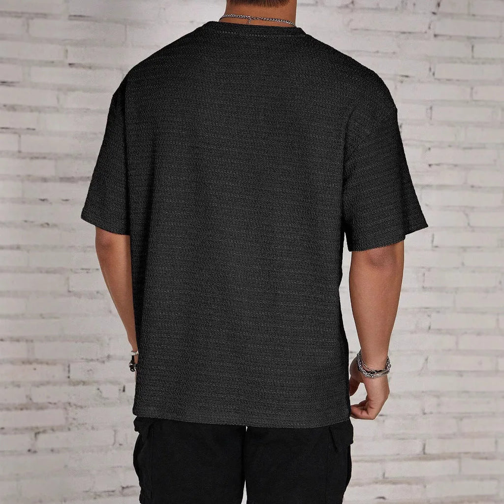 Men's slim fit polyester t-shirt with round neck and short sleeves in solid colours