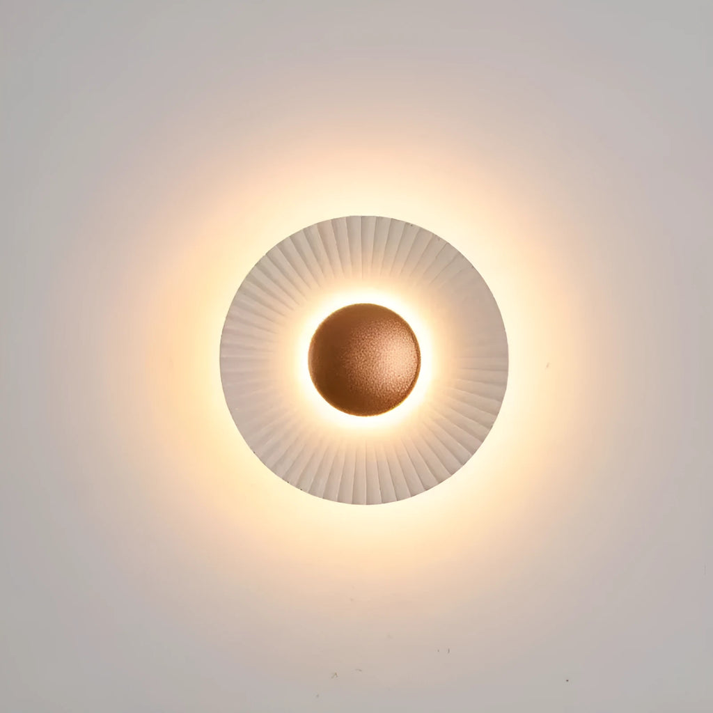 Round aluminium wall lamp with LED light source in white and gold colour combination