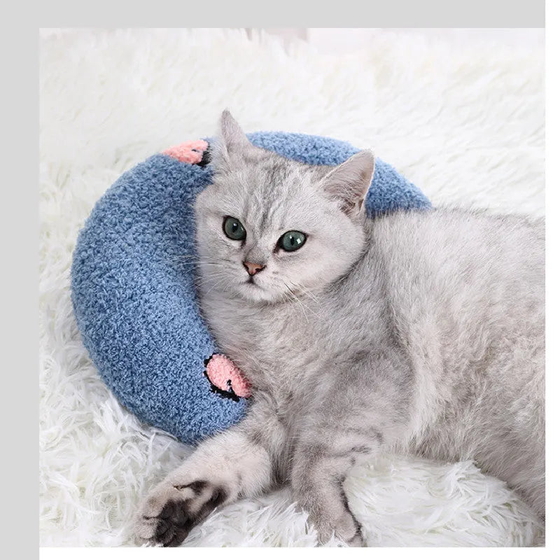 U-shaped cat toy pillow in white polyester with PP cotton filling 24x20x7cm