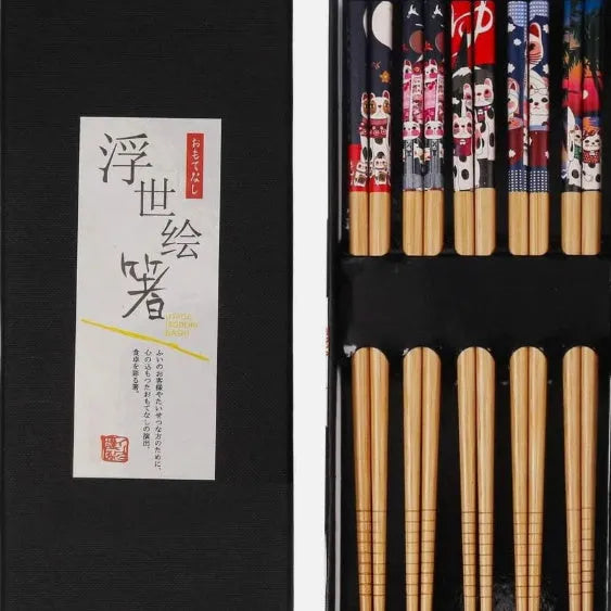 Japanese bamboo chopsticks with five-colour lucky cat pattern in gift box packaging