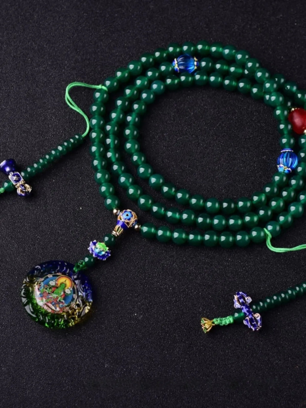 Handmade natural green agate 108 bead bracelet with pendant, showing Buddha beads or Thangka style options.