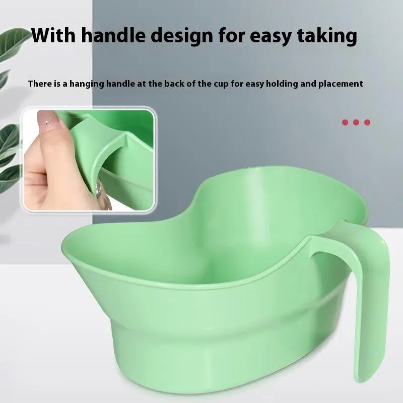 Green plastic gargle cup for bedridden patient oral care with modern simple design