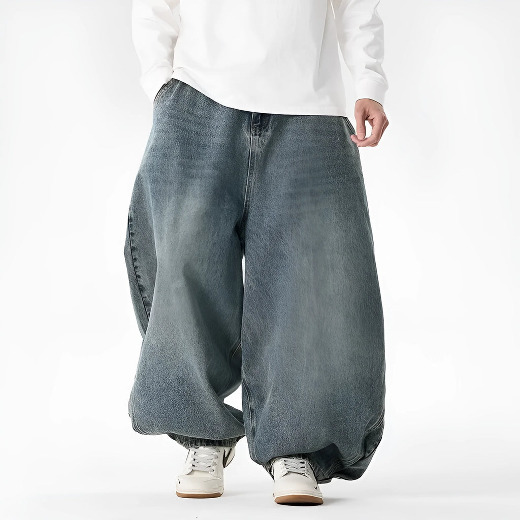 Men's plus size baggy jeans in denim with wide leg and straight opening
