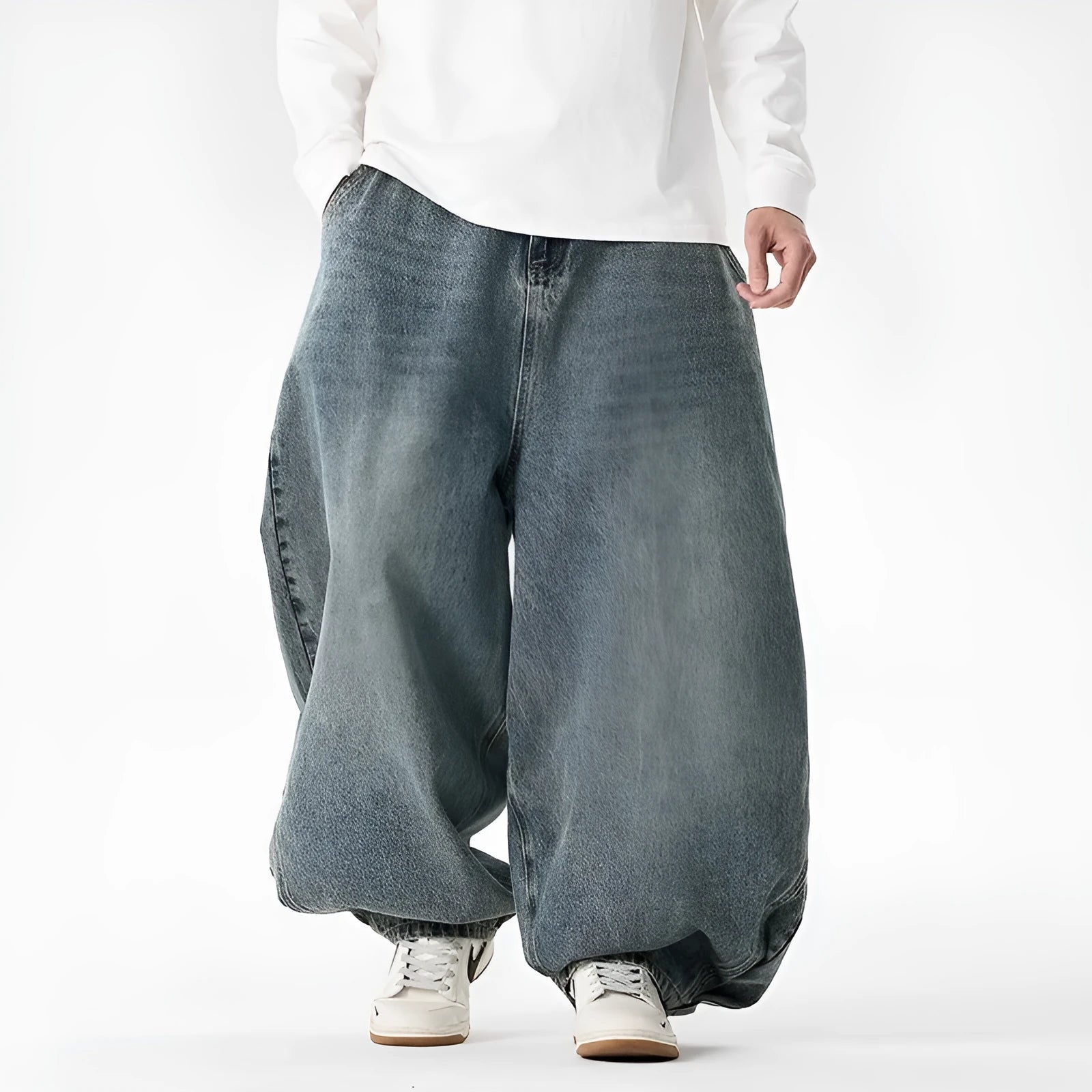 Men's plus size baggy jeans in denim with wide leg and straight opening