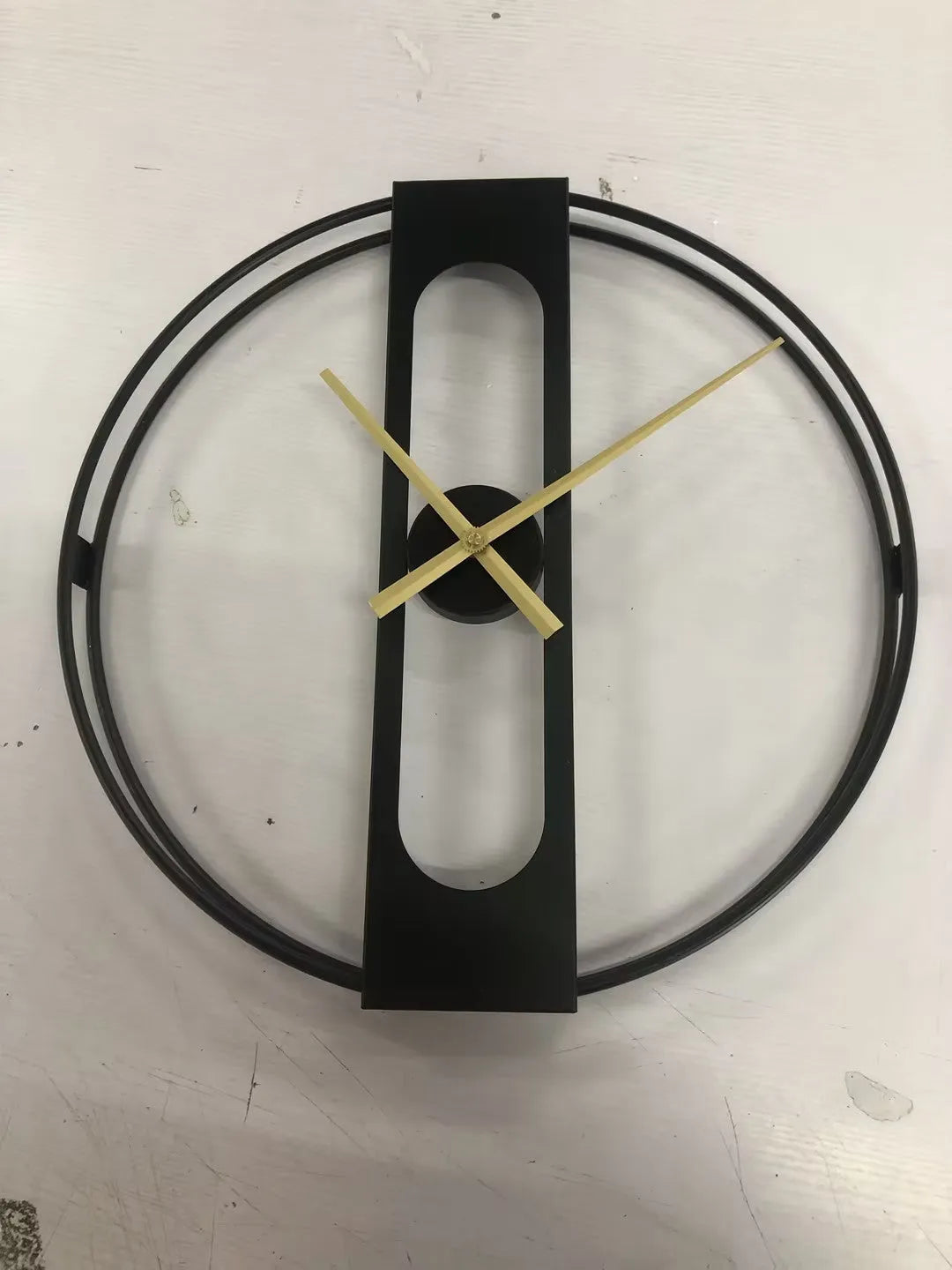Round metal wall clock with 50cm diameter in black or gold finish
